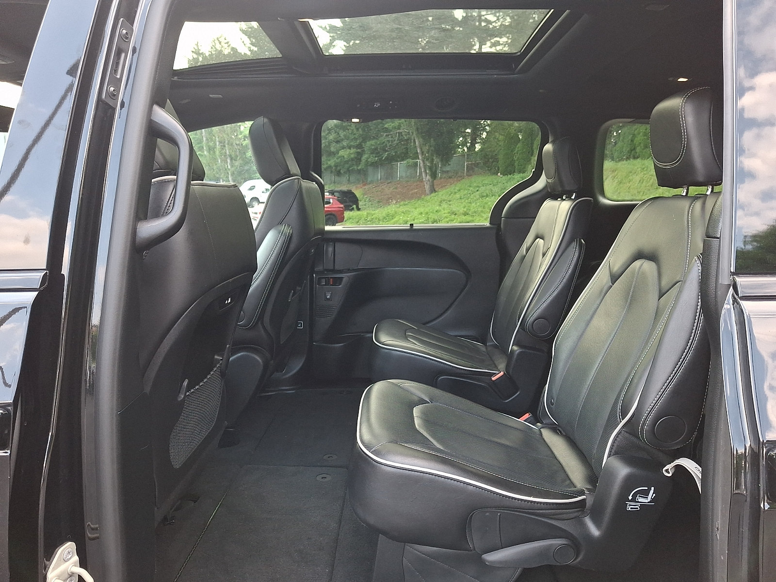 Used 2025 Chrysler Pacifica Limited FWD image 11