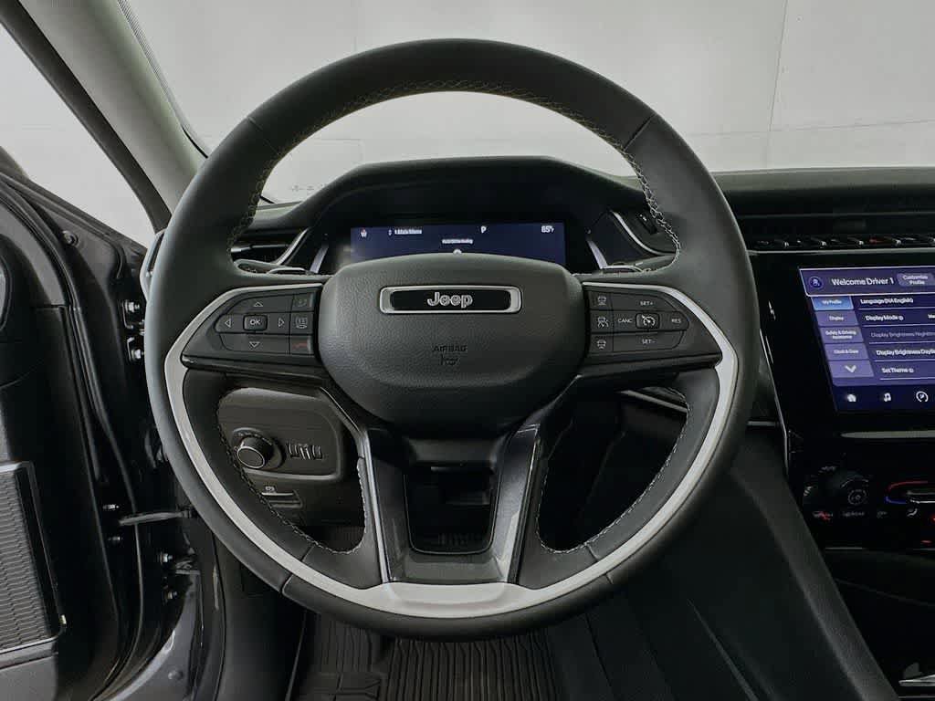 Used 2022 Jeep Grand Cherokee L Laredo w/ Luxury Tech Group I AWD/4WD image 16
