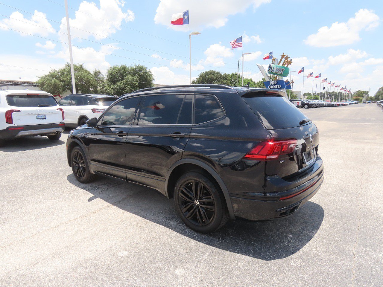 Used 2022 Volkswagen Tiguan SE R-Line AWD/4WD image 17