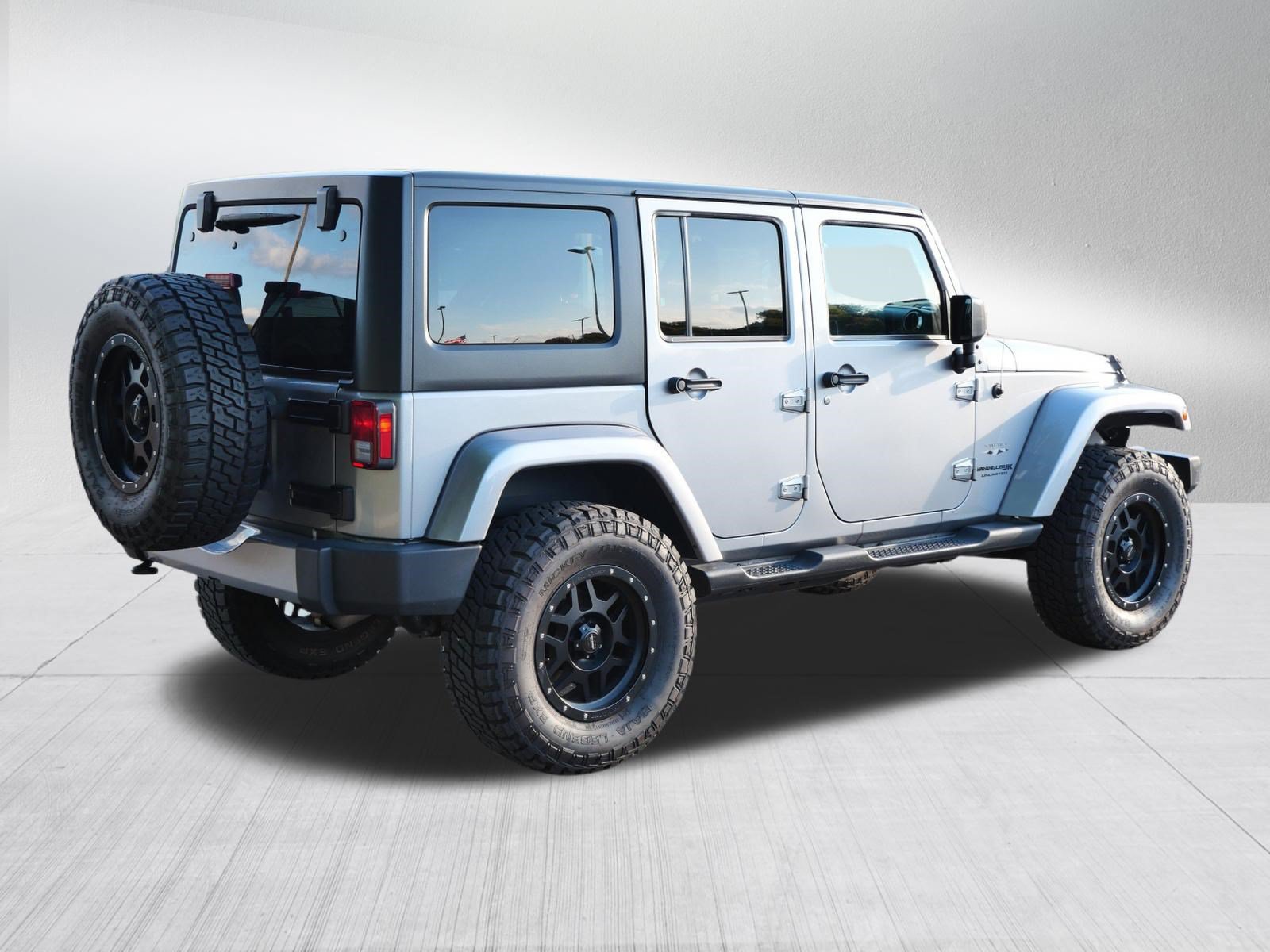 Used 2018 Jeep Wrangler Unlimited Sahara AWD/4WD image 7