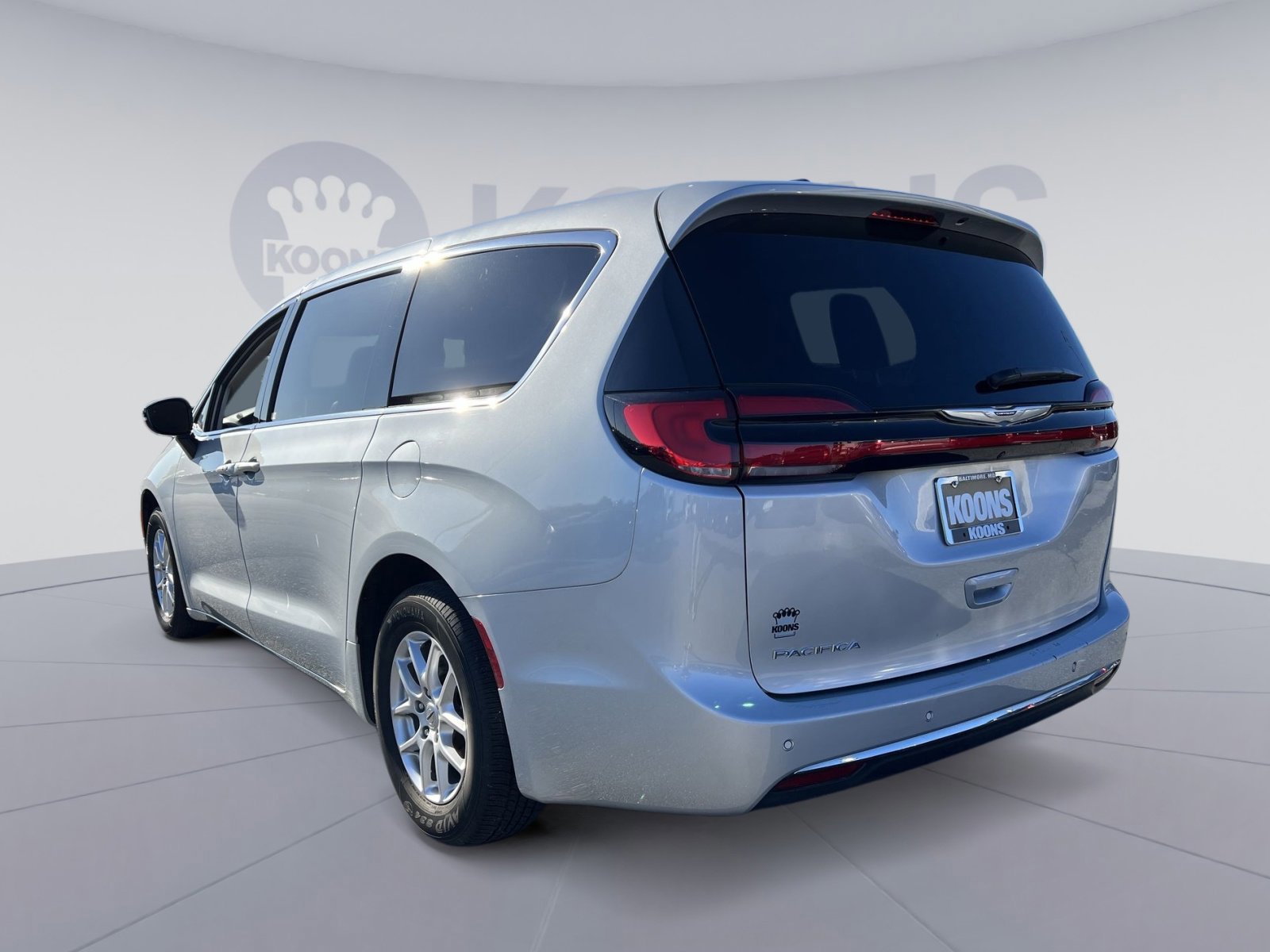 Used 2024 Chrysler Pacifica Touring-L FWD image 5