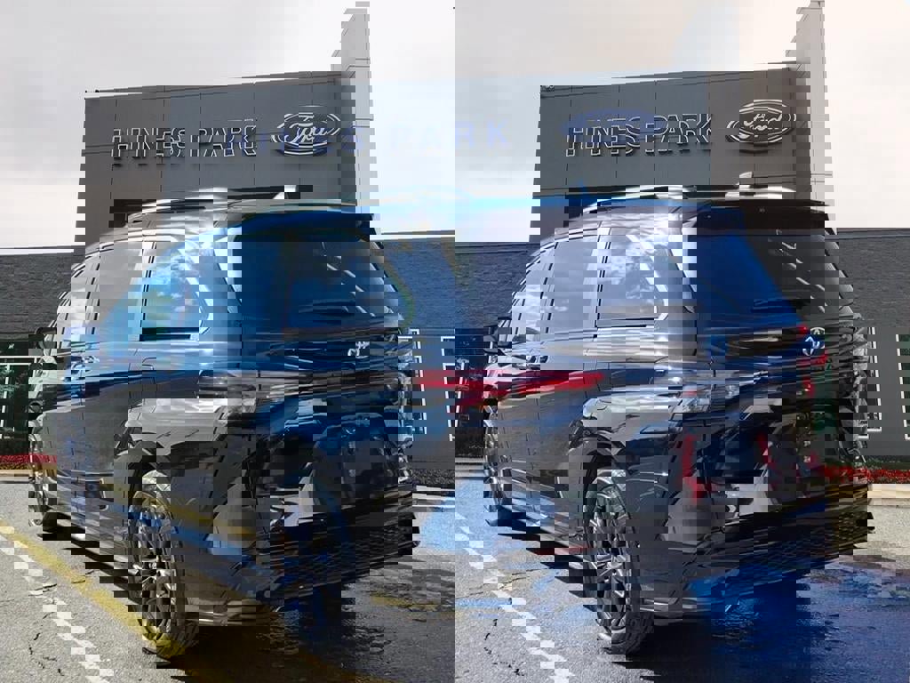 Used 2022 Toyota Sienna XSE image 3