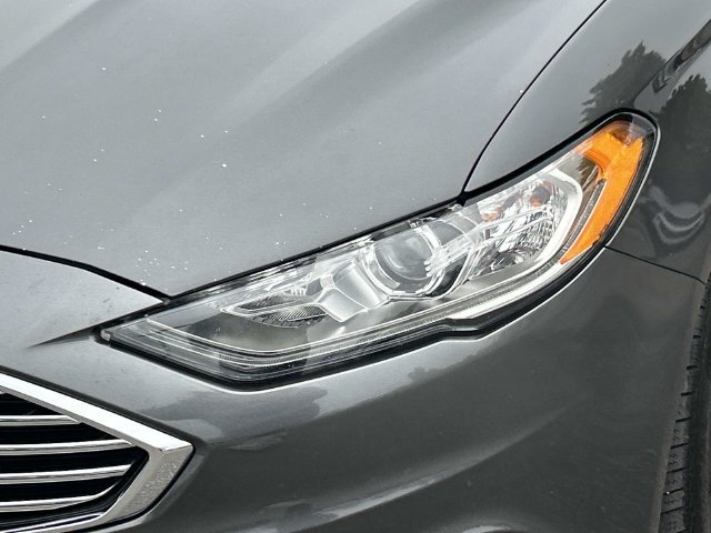 Certified 2018 Ford Fusion SE w/ Equipment Group 201A FWD image 9