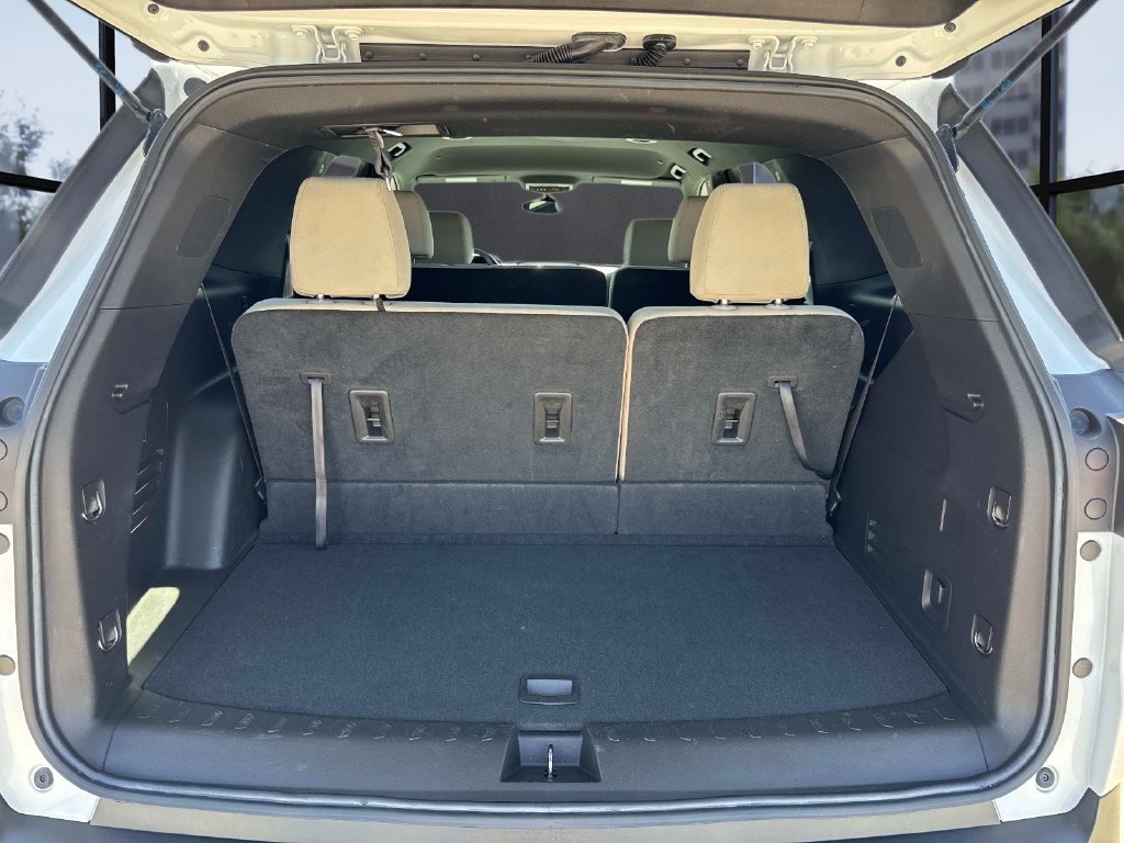 Used 2022 Chevrolet Traverse LS FWD image 11