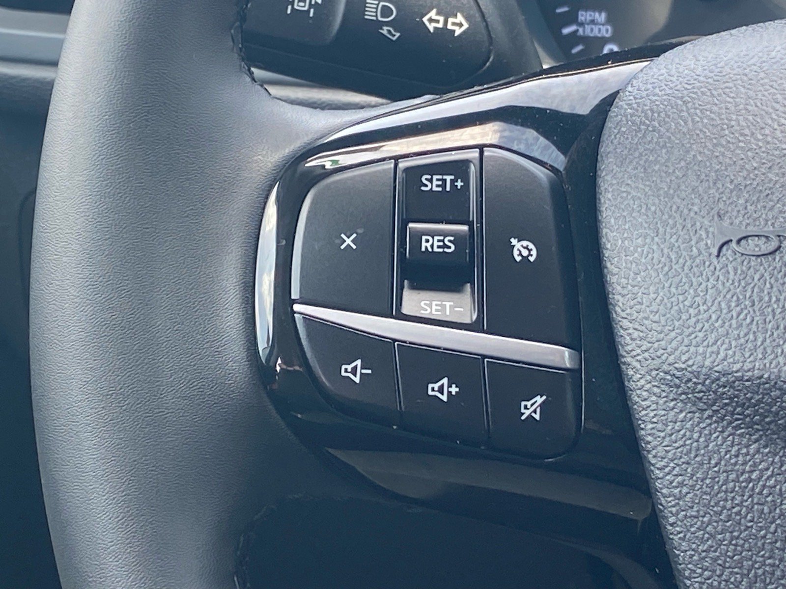 Certified 2022 Ford Escape SE w/ SE Sport Appearance Package FWD image 8