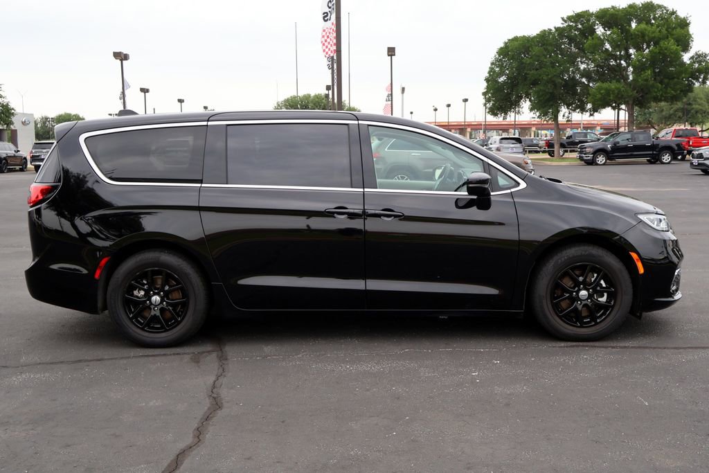 Used 2024 Chrysler Pacifica Touring-L FWD image 12