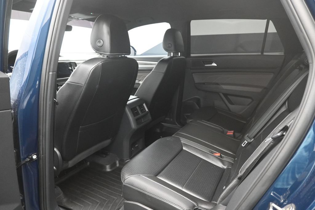 Used 2023 Volkswagen Atlas Cross Sport SE AWD/4WD image 2