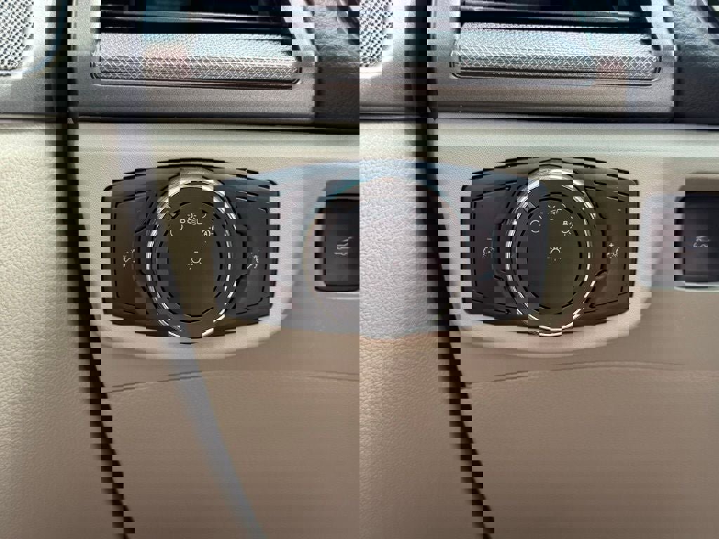 Certified 2020 Ford Fusion SE image 28