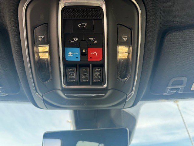 Used 2023 Jeep Grand Cherokee Limited w/ Luxury Tech Group II image 18