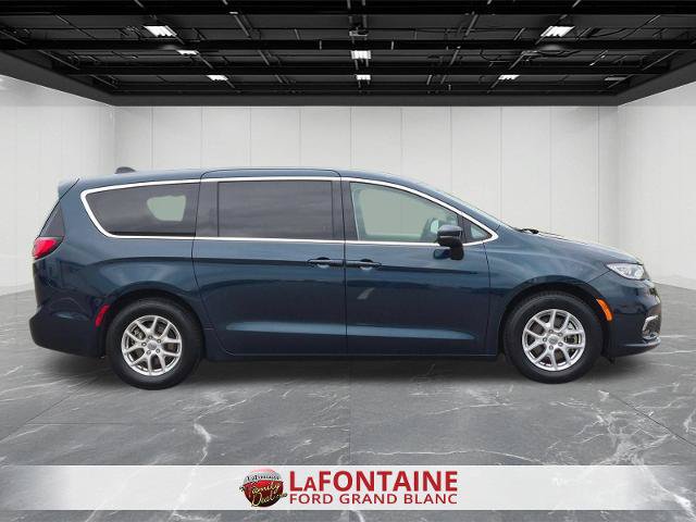 Used 2023 Chrysler Pacifica Touring-L FWD image 6