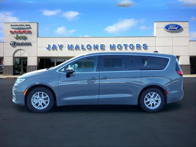 Used 2025 Chrysler Pacifica Select image 5