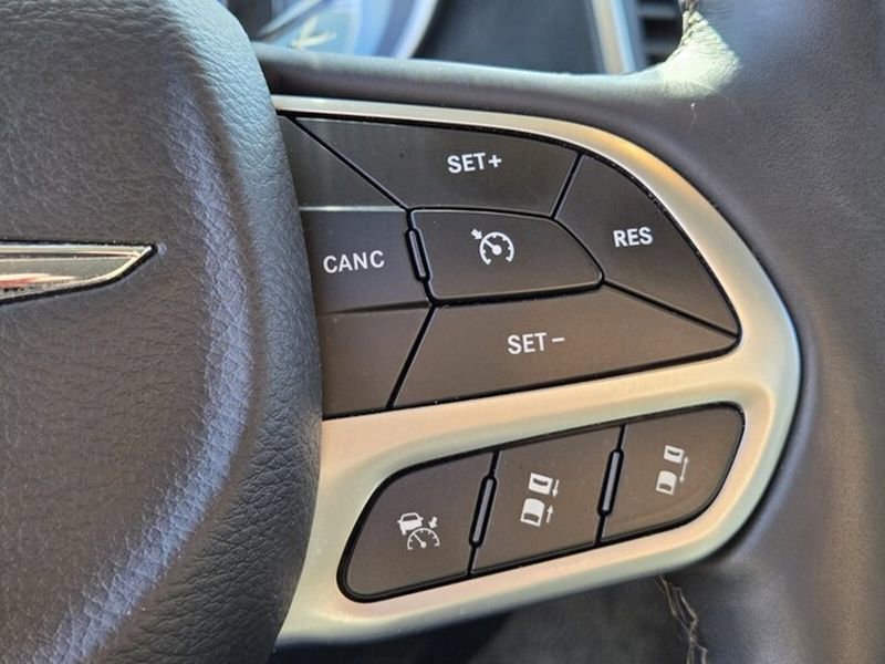 Used 2018 Chrysler 300 Limited w/ Safetytec Plus Group image 29