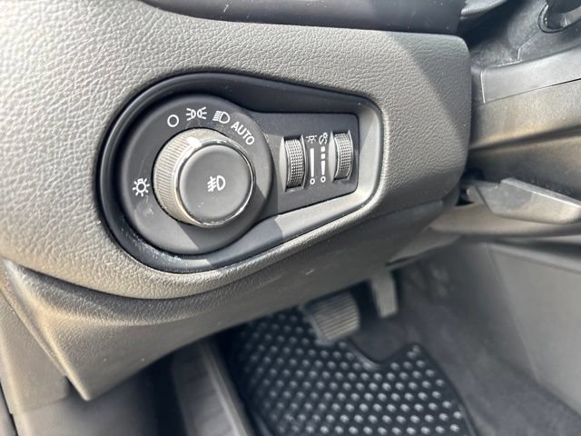 Used 2023 Jeep Renegade Trailhawk AWD/4WD image 16