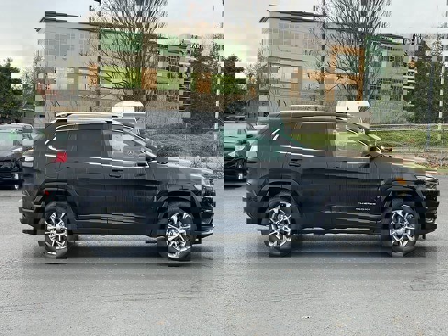 Used 2020 Jeep Cherokee Latitude Plus image 2