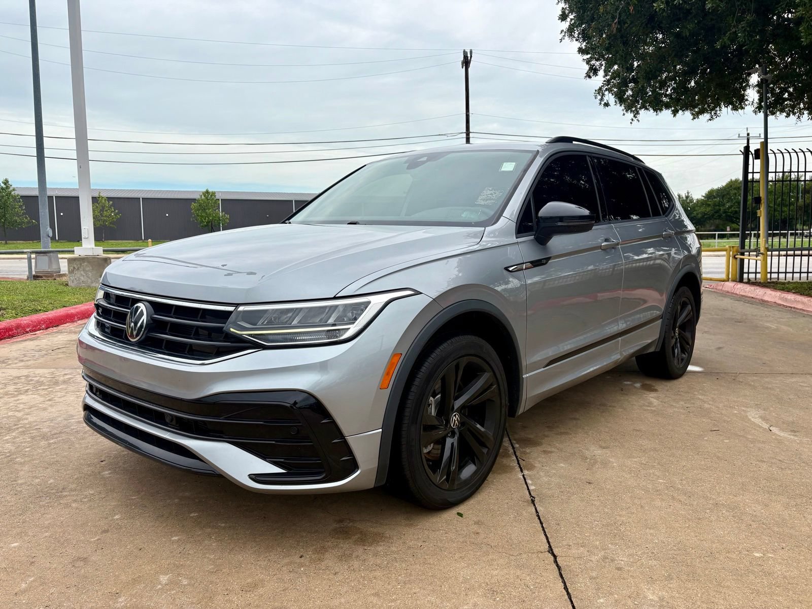 Used 2023 Volkswagen Tiguan SE R-Line FWD image 10
