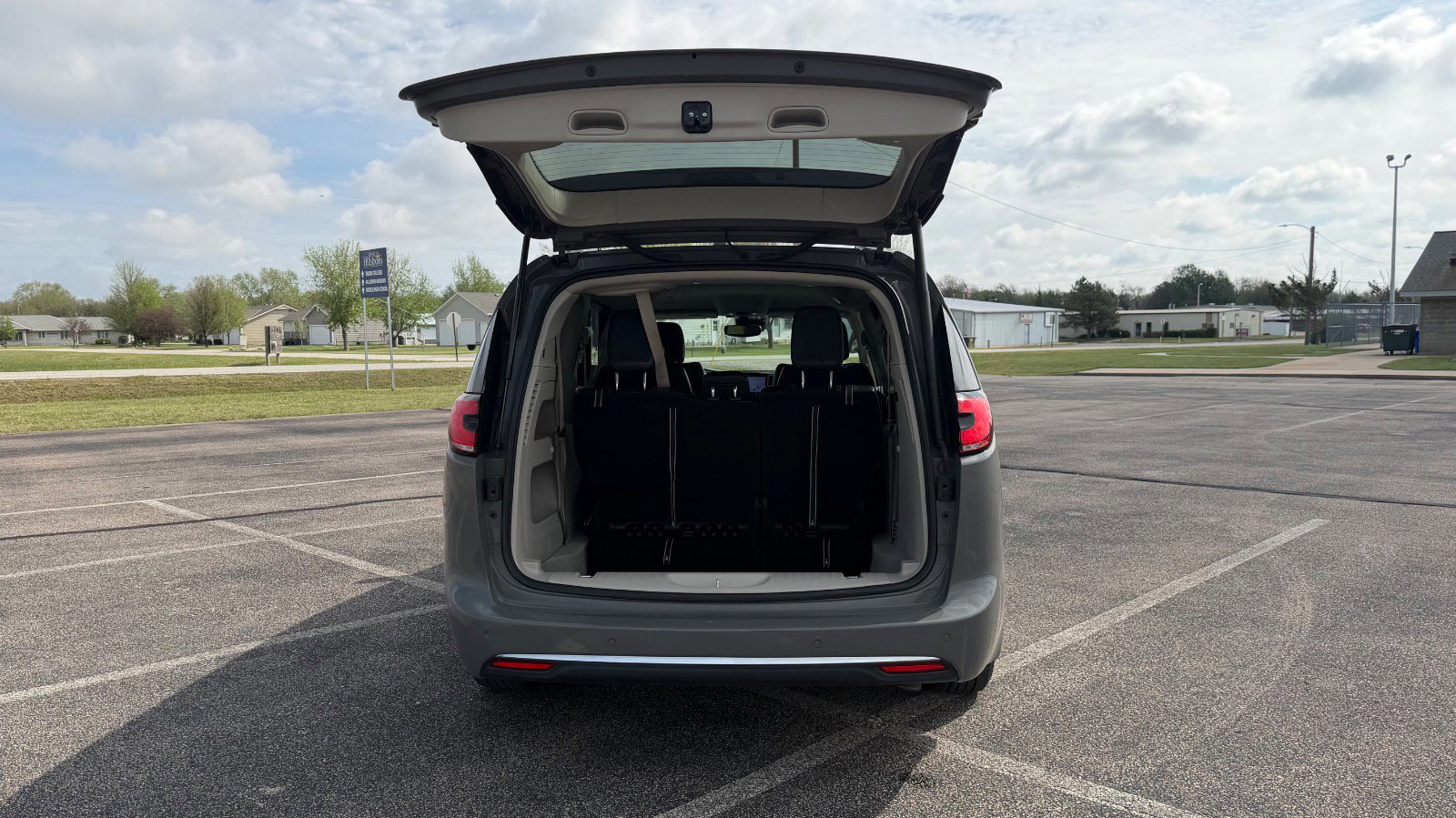 Used 2022 Chrysler Pacifica Touring-L FWD image 5