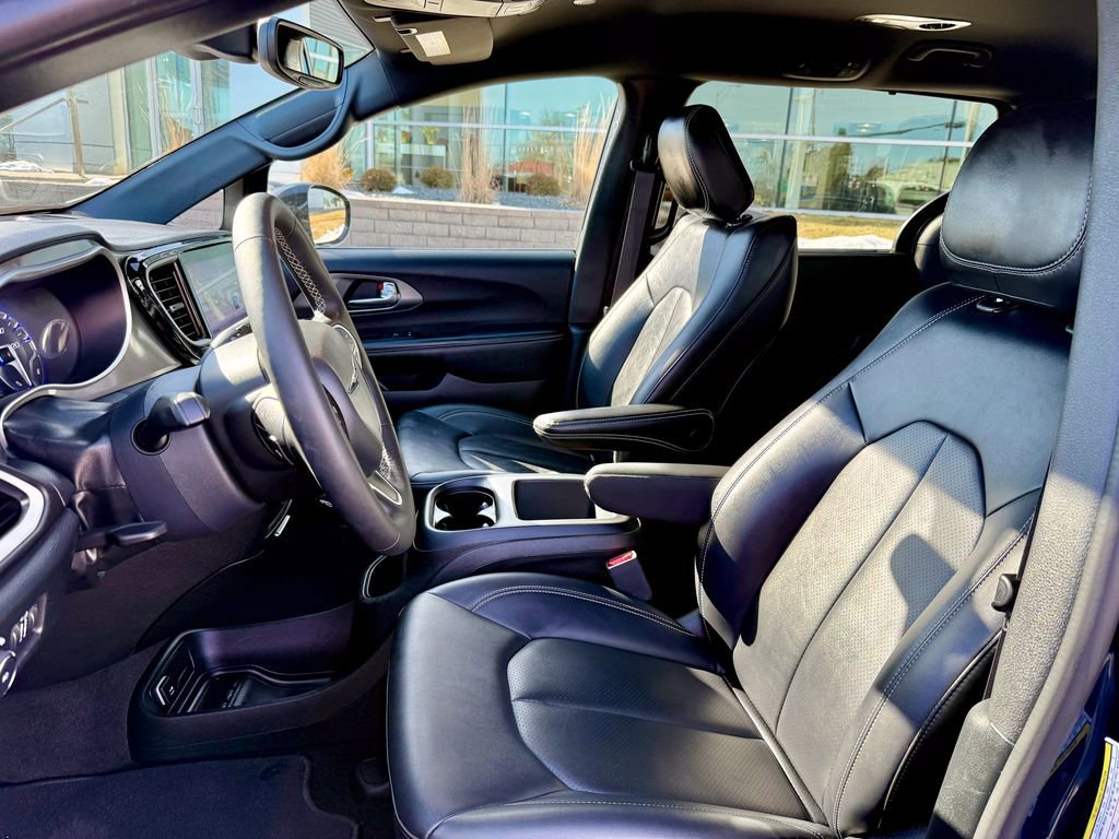 Used 2025 Chrysler Pacifica Select image 10