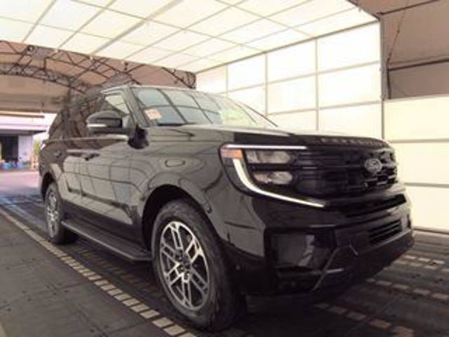 Certified 2025 Ford Expedition Active AWD/4WD image 3
