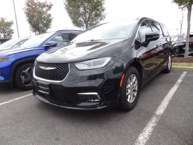Used 2025 Chrysler Pacifica Select FWD image 1