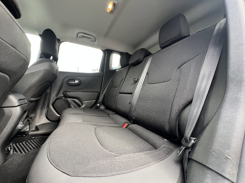 Used 2018 Jeep Renegade Altitude AWD/4WD image 34
