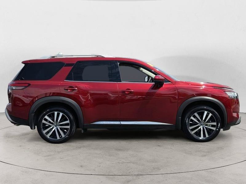 Used 2024 Nissan Pathfinder Platinum FWD image 2
