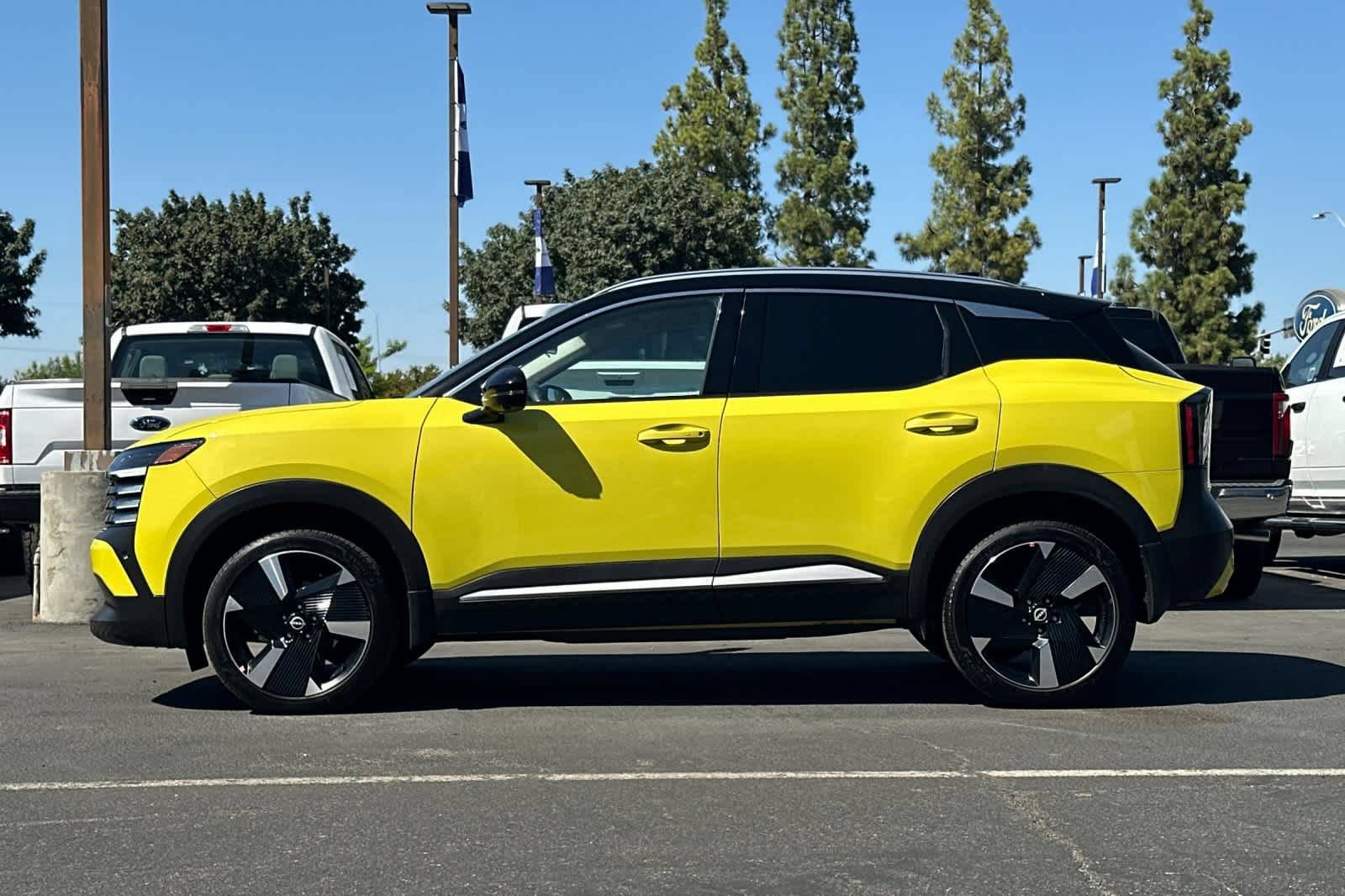 Used 2025 Nissan Kicks SR FWD image 6
