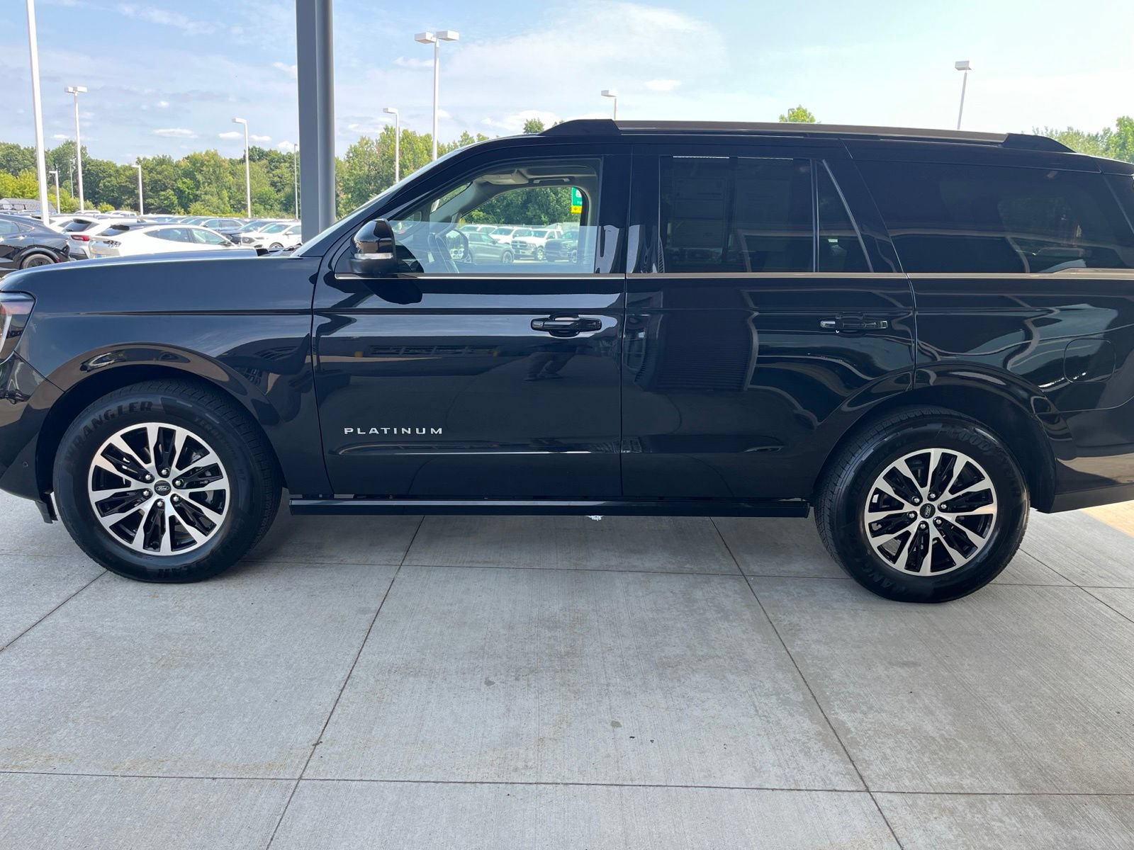 Certified 2025 Ford Expedition Platinum AWD/4WD image 2