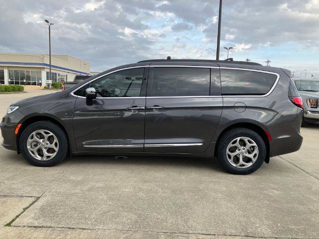 Used 2023 Chrysler Pacifica Limited AWD/4WD image 2