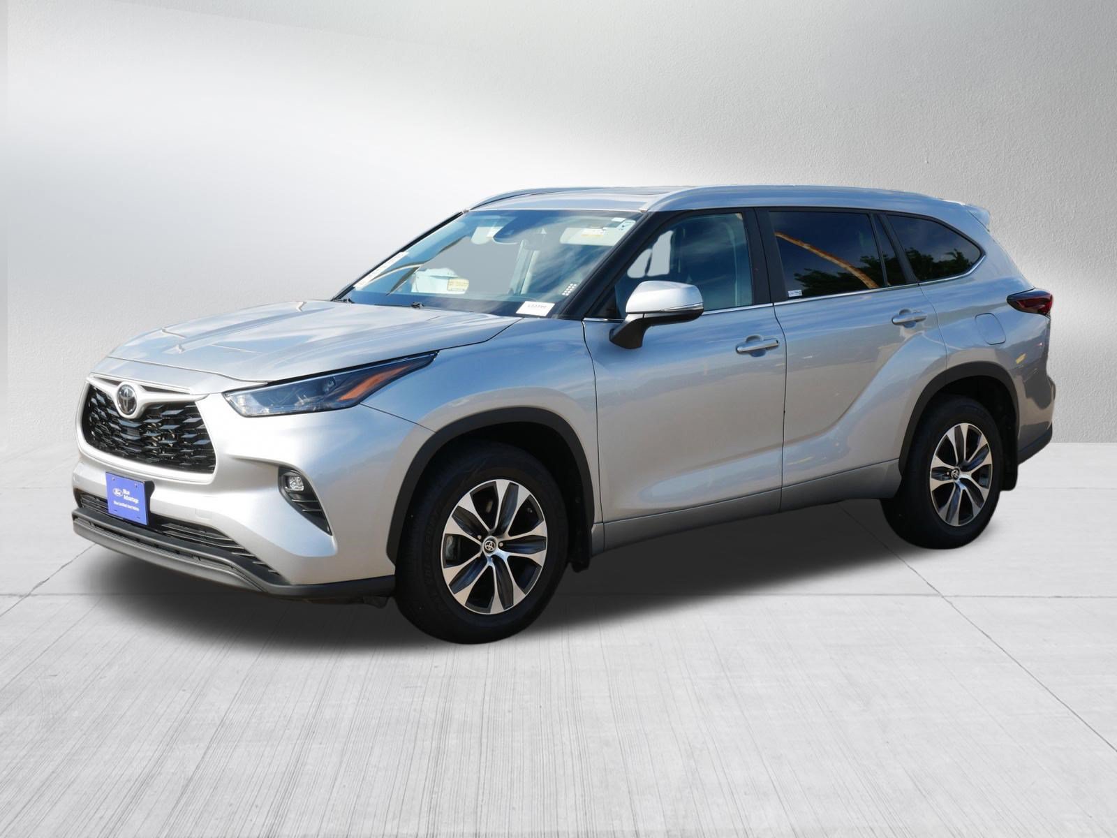 Used 2024 Toyota Highlander XLE AWD/4WD image 3
