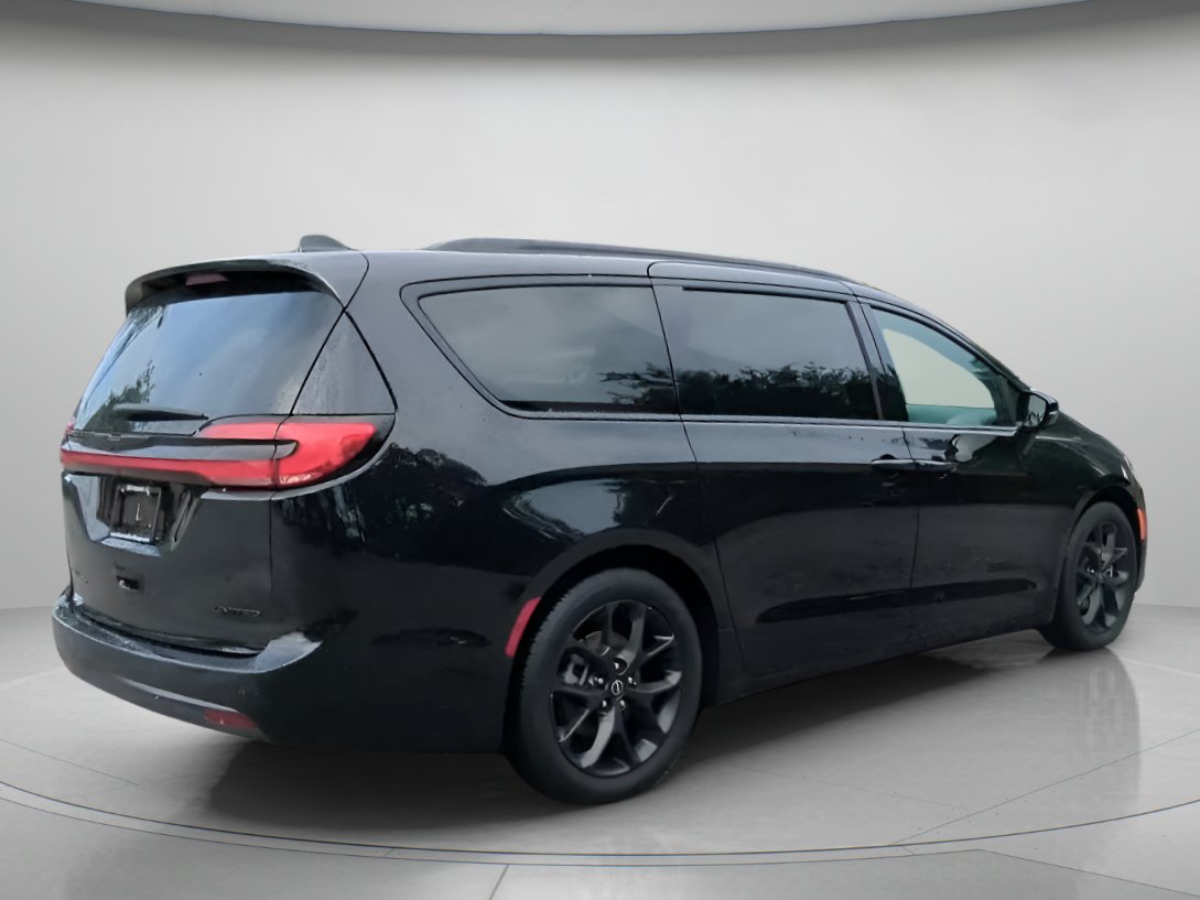 Used 2025 Chrysler Pacifica Limited FWD image 28