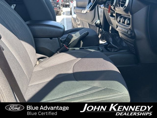 Used 2018 Jeep Wrangler Unlimited Rubicon w/ Connectivity Group AWD/4WD image 33