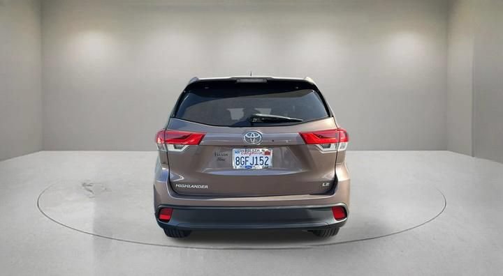 Used 2018 Toyota Highlander Plus w/ Carpet Mat Package (TMS) FWD image 3