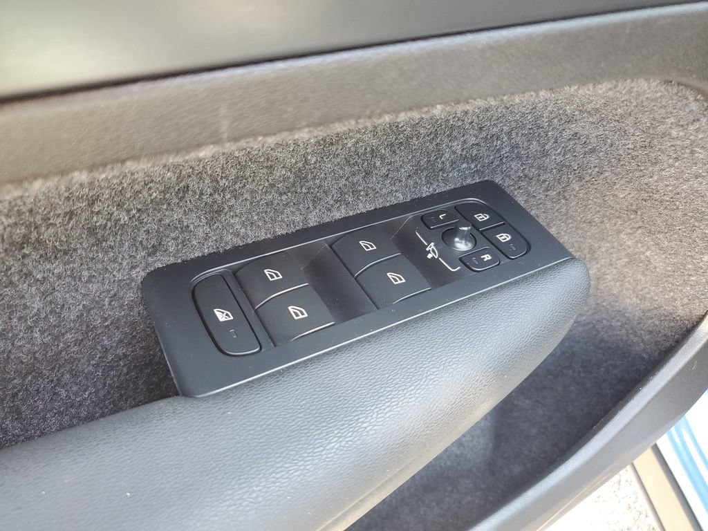 Used 2023 Volvo XC40 B5 Plus w/ Driver Assist Package AWD/4WD image 15