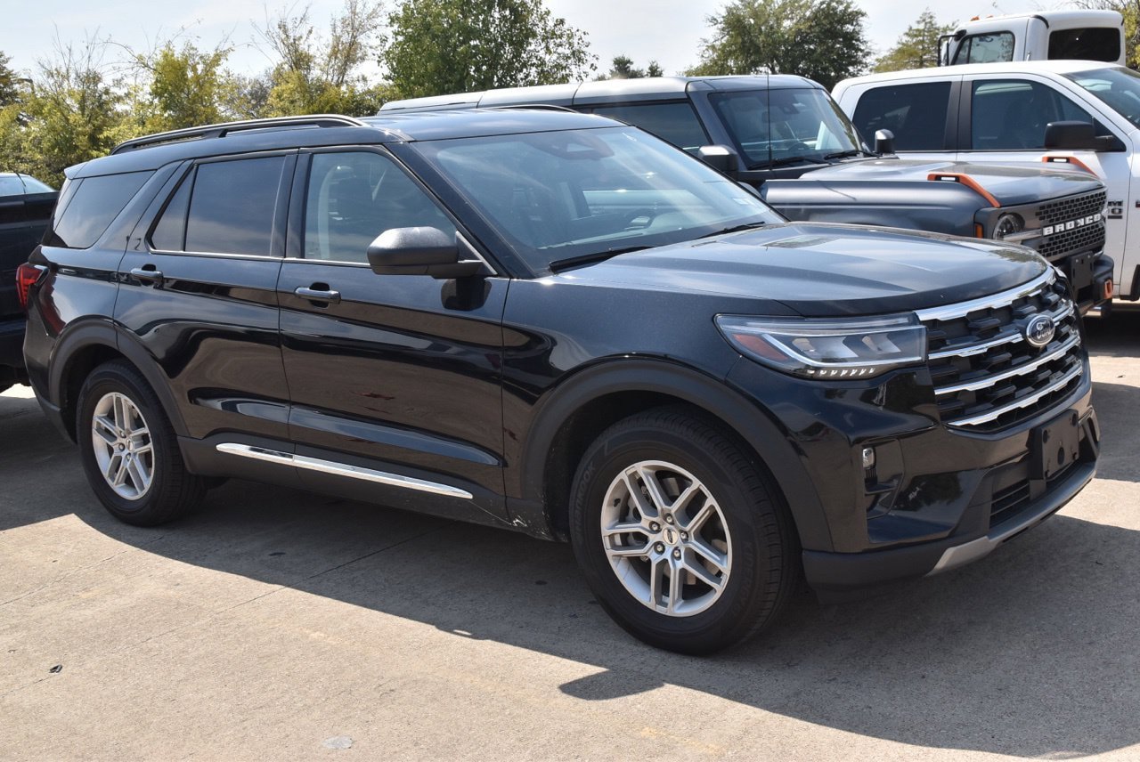 Certified 2025 Ford Explorer Active w/ Active Comfort Package RWD image 5