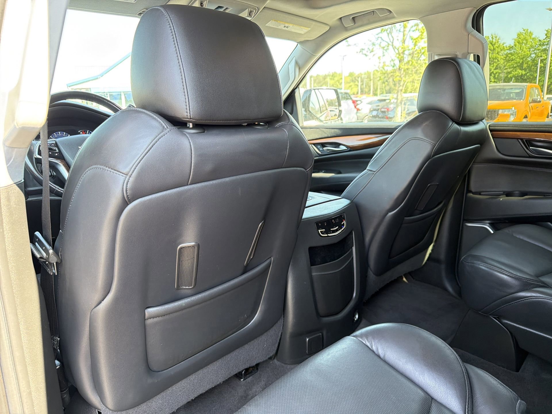 Used 2020 Cadillac Escalade Luxury w/ Escalade Sport Edition AWD/4WD image 30