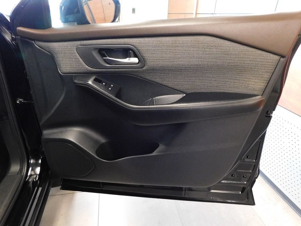 Used 2023 Nissan Rogue SV FWD image 39