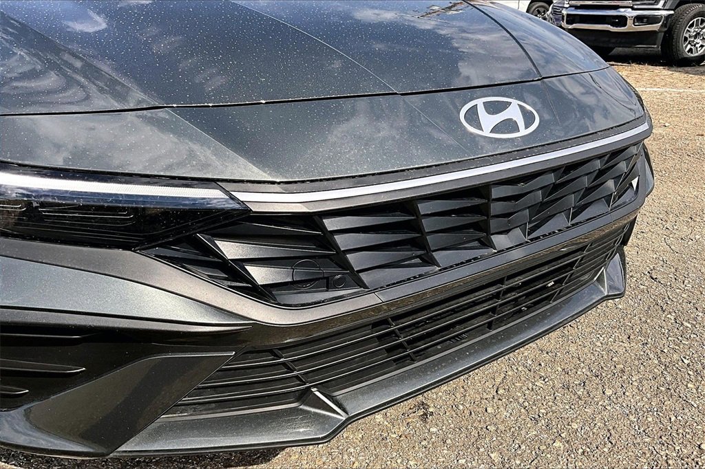 Used 2025 Hyundai Elantra SE w/ Cargo Package image 28
