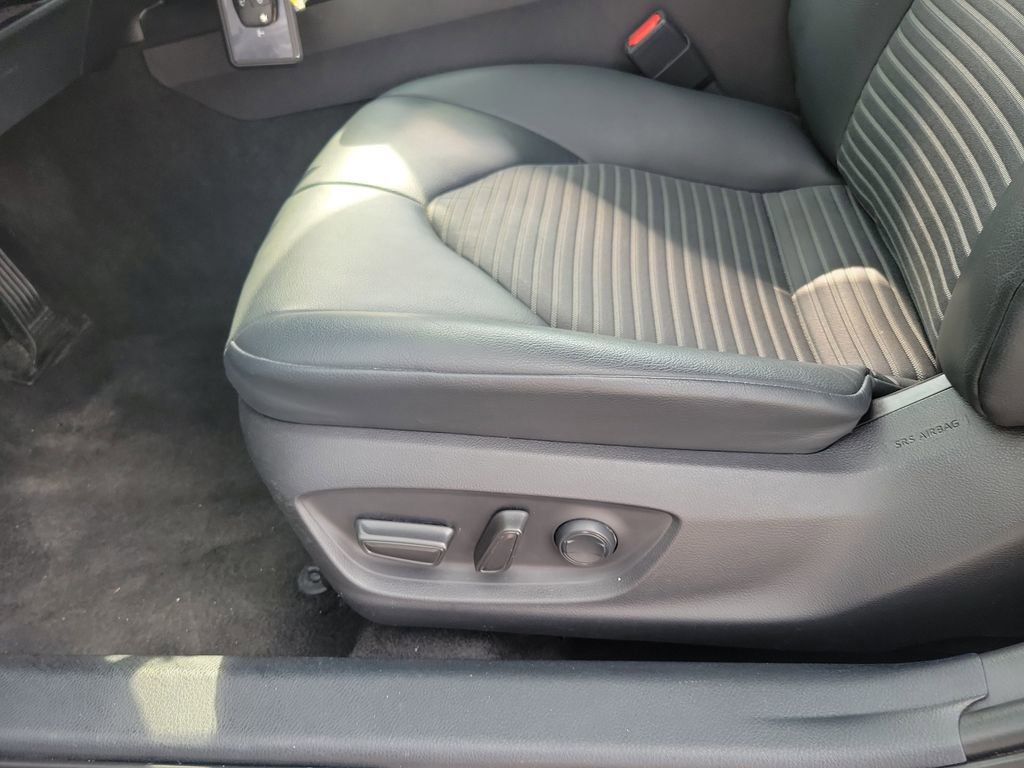 Used 2020 Toyota Camry SE FWD image 16