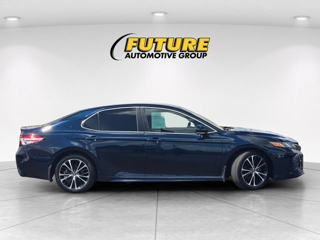 Used 2020 Toyota Camry SE w/ Convenience Package FWD image 3