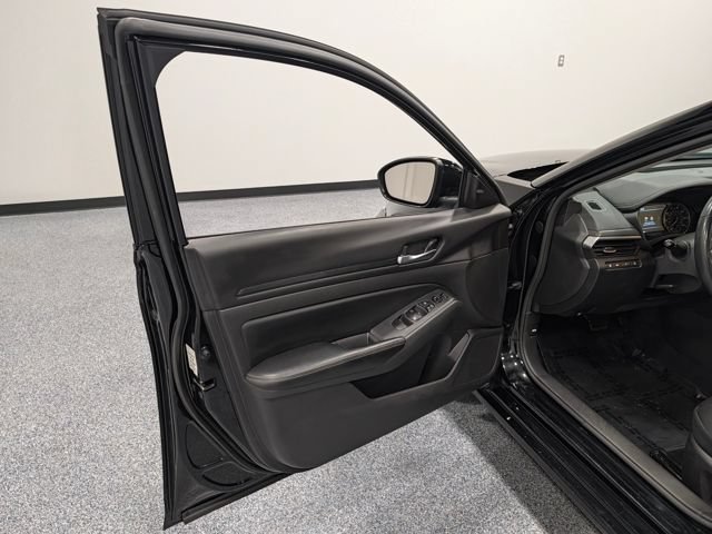 Used 2024 Nissan Altima 2.5 SV w/ SV Premium Package FWD image 11