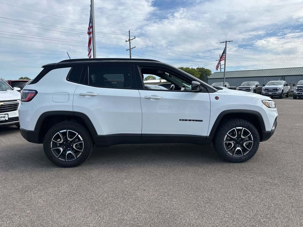 Used 2024 Jeep Compass Trailhawk image 3