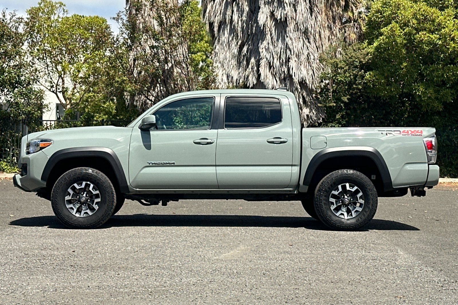 Used 2023 Toyota Tacoma TRD Off-Road w/ Technology Package AWD/4WD image 7