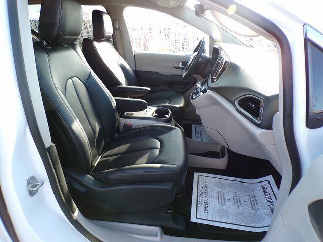 Used 2024 Chrysler Pacifica Touring-L FWD image 15