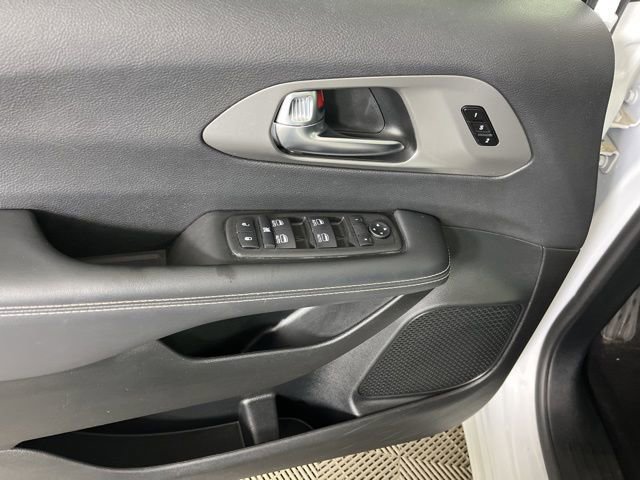 Used 2025 Chrysler Pacifica Select image 15