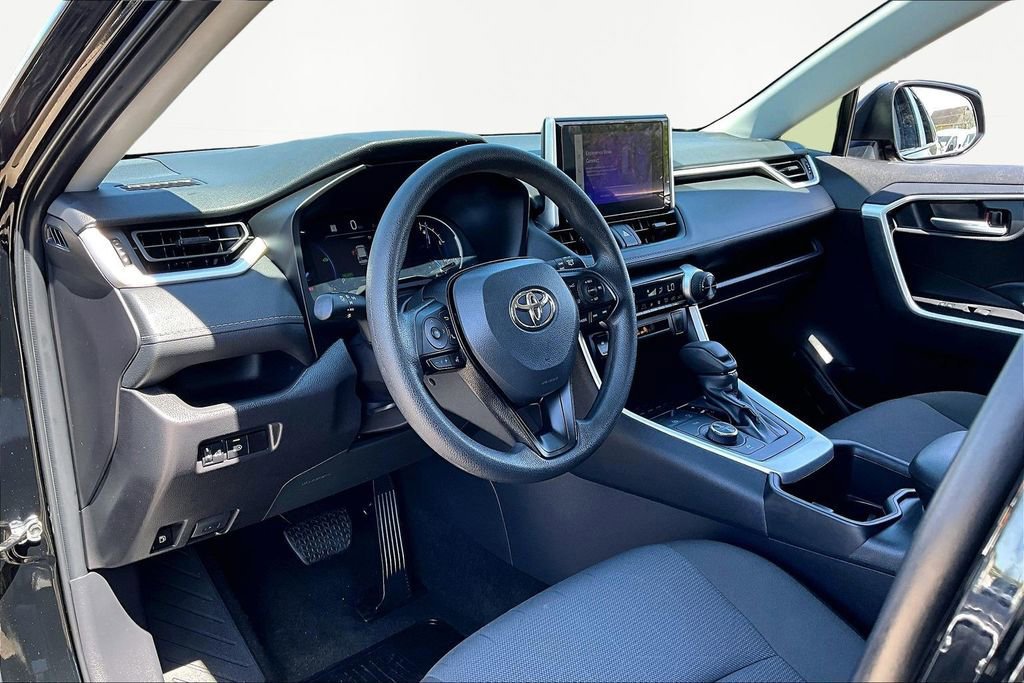 Used 2025 Toyota RAV4 XLE AWD/4WD image 14