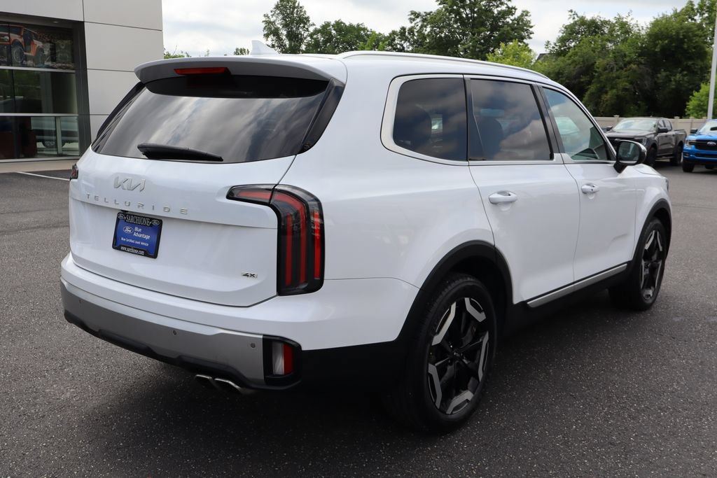Used 2023 Kia Telluride EX w/ EX Captain's Chair Package AWD/4WD image 3