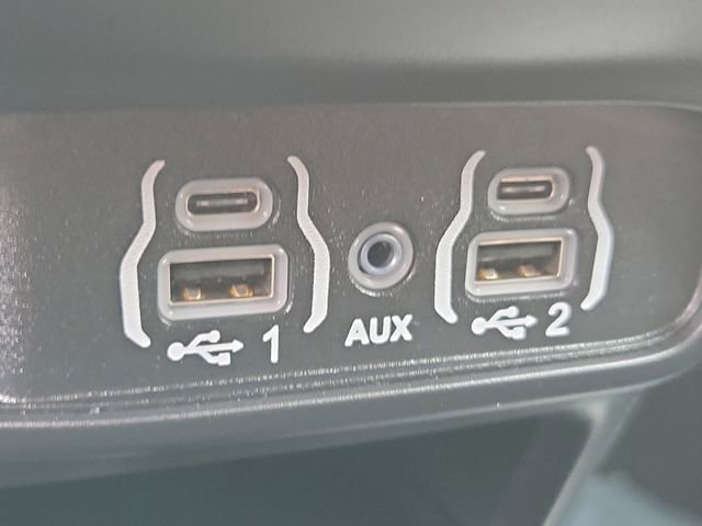 Used 2025 Chrysler Pacifica Select image 16