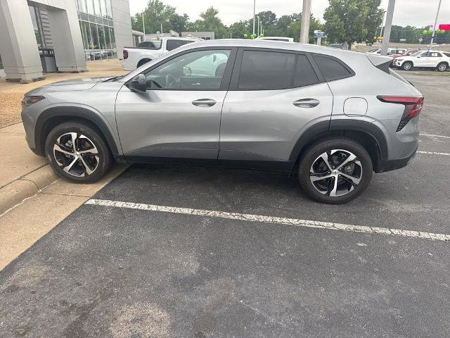 Used 2024 Chevrolet Trax RS w/ Sunroof Package FWD image 9