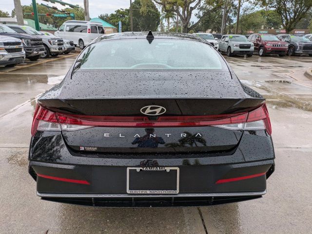 Used 2025 Hyundai Elantra SEL image 3