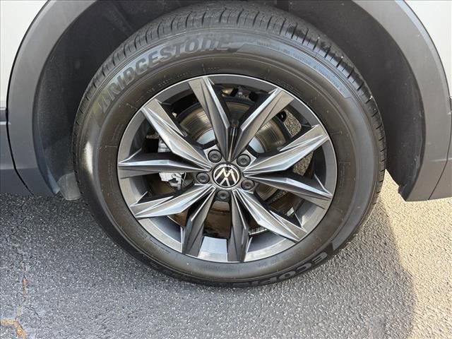 Used 2023 Volkswagen Tiguan SE FWD image 14